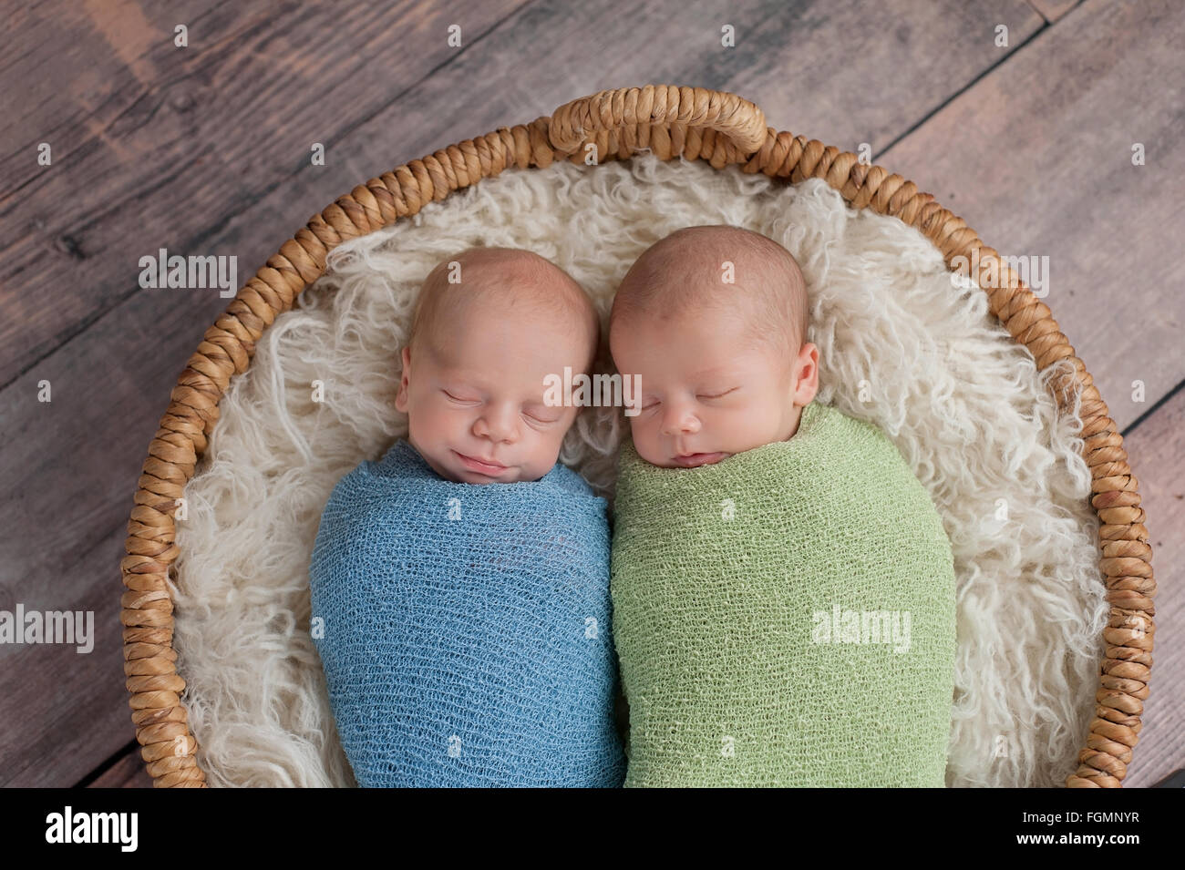 Twin, neonato, Baby Boys dormire in un cestello. Foto Stock