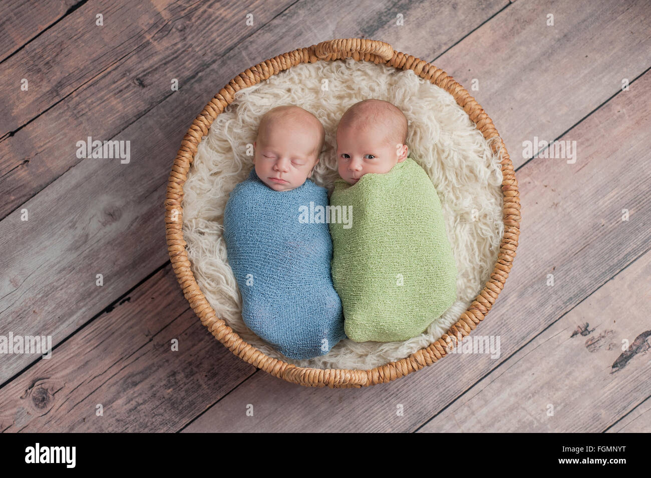 Twin Neonato ragazzi raccontando i segreti Foto Stock