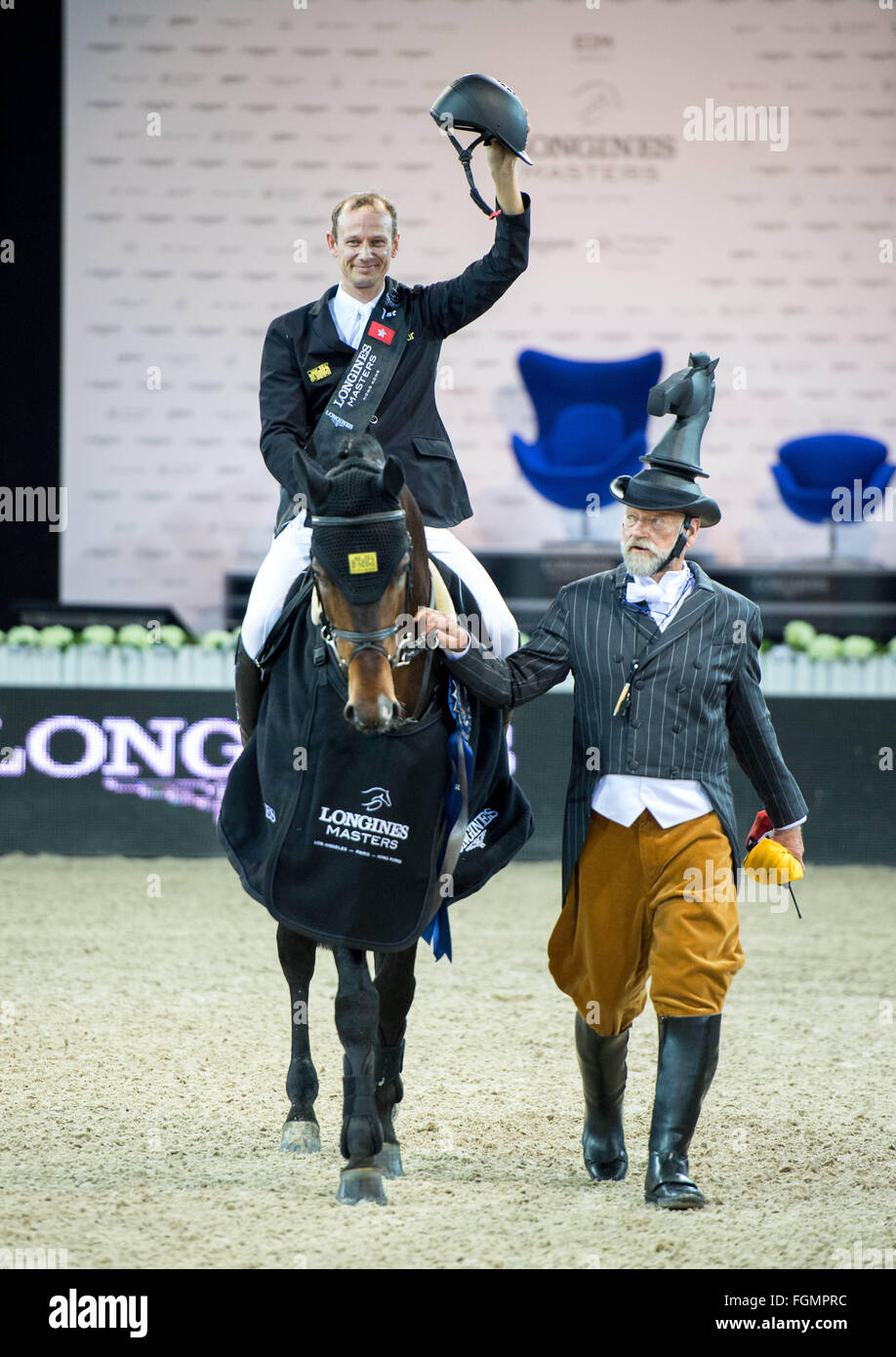 Hong Kong, Hong Kong, Cina. Il 21 febbraio, 2016. Kutscher è scortato indietro nell'arena. Il cavaliere tedesco Marco Kutscher e il suo cavallo Van Gogh vincere il LONGINES Grand Prix di Hong Kong portando a casa i maestri Grand Slam Super bonus di Ã'250.000 per due vittorie sul circuità una prima nella storia della Longines Master, Grand Slam Indoor di Show Jumping.a pochi mesi dopo il suo Longines Grand Prix win in LA, Marco ha dimostrato che egli è ancora uno dei migliori sulla parte superiore della stupefacente Van Gogh.Kevin Staut di Francia cavalca il suo cavallo per la gioia non va Zorgvliet HDC per prendere la seconda posizione. Essi erano solo .1 Foto Stock Hong Kong, Hong Kong, Cina. Il 21 febbraio, 2016. Kutscher è scortato indietro nell'arena. Il cavaliere tedesco Marco Kutscher e il suo cavallo Van Gogh vincere il LONGINES Grand Prix di Hong Kong portando a casa i maestri Grand Slam Super bonus di Ã'250.000 per due vittorie sul circuità una prima nella storia della Longines Master, Grand Slam Indoor di Show Jumping.a pochi mesi dopo il suo Longines Grand Prix win in LA, Marco ha dimostrato che egli è ancora uno dei migliori sulla parte superiore della stupefacente Van Gogh.Kevin Staut di Francia cavalca il suo cavallo per la gioia non va Zorgvliet HDC per prendere la seconda posizione. Essi erano solo .1 Foto Stock