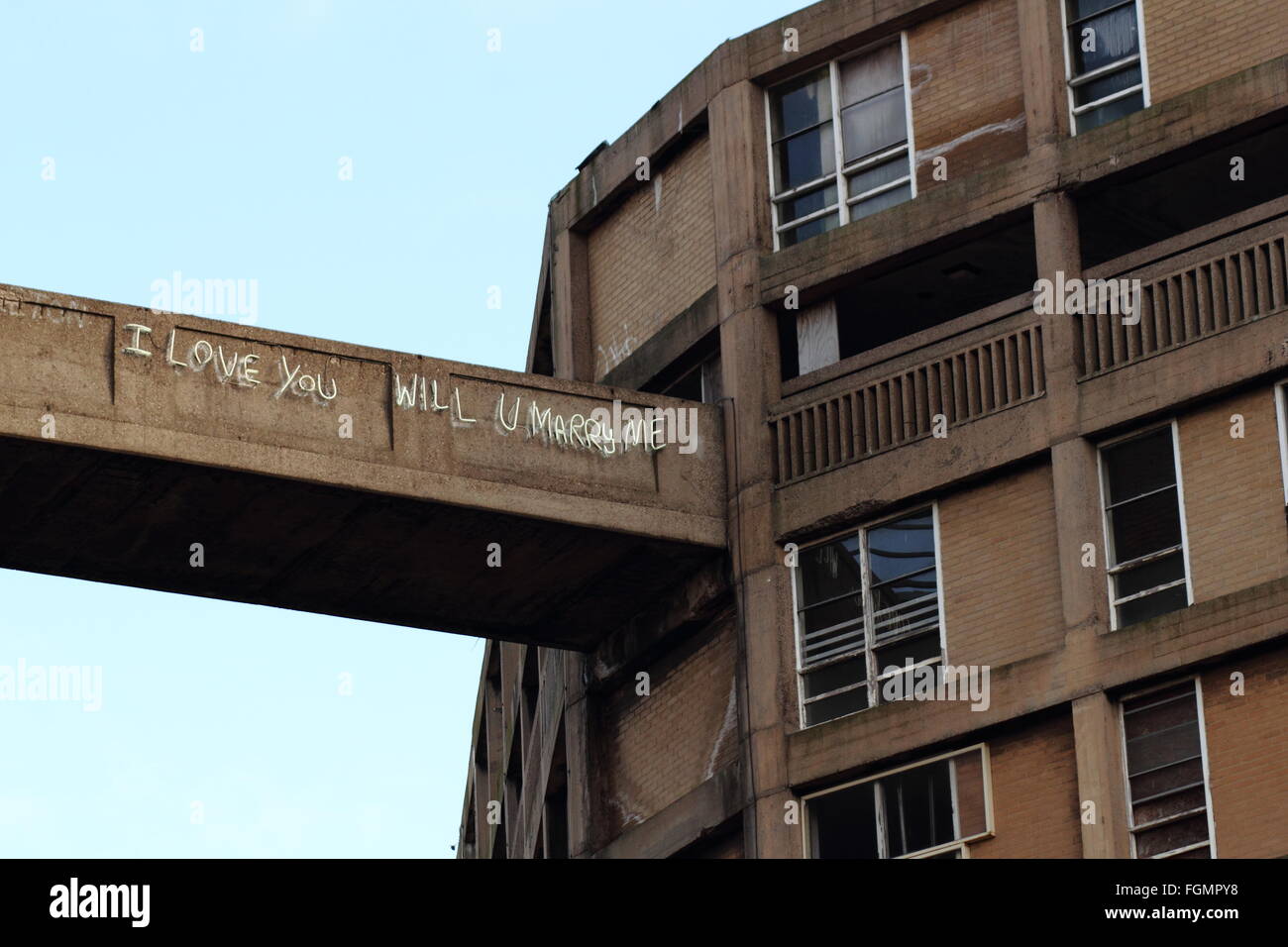 Appartamenti Park Hill, Sheffield. Opera d'arte basata su graffiti su un ponte nel quartiere residenziale di Park Hill, Sheffield Yorkshire UK Foto Stock