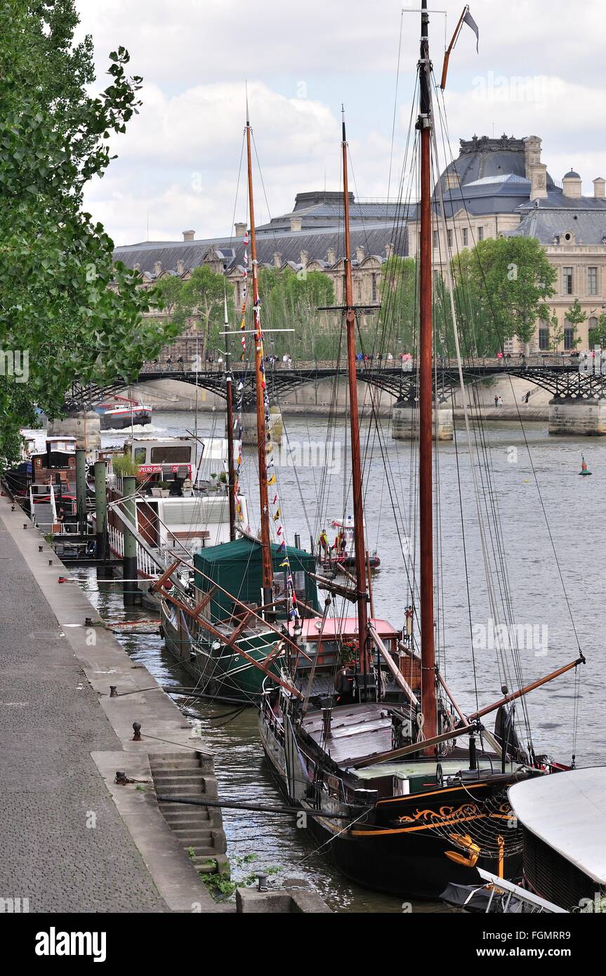 Chiatte a vela sul Fiume Senna, Parigi, Francia Foto Stock