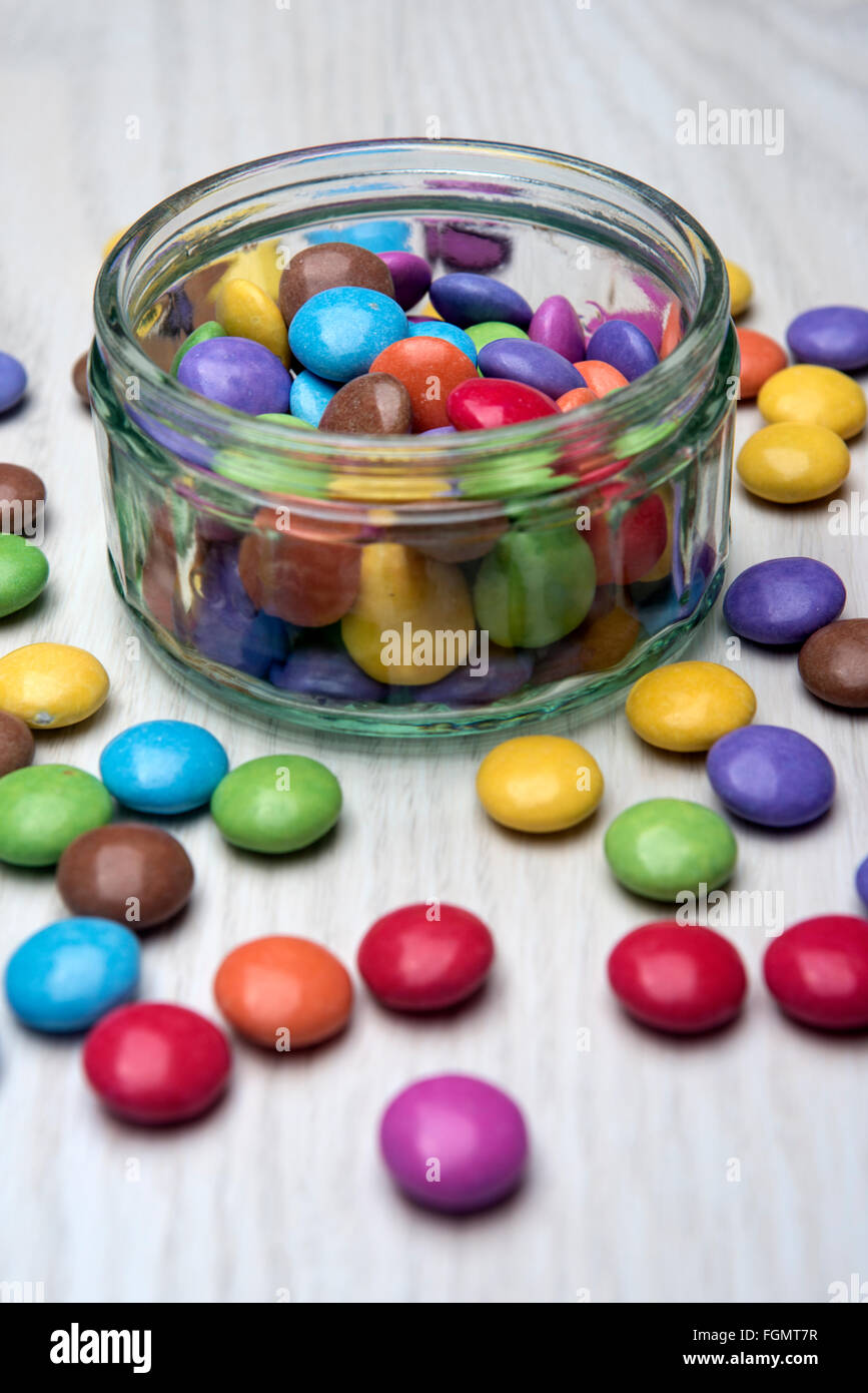 Cioccolato colorato Smarties in una ciotola di vetro Foto Stock