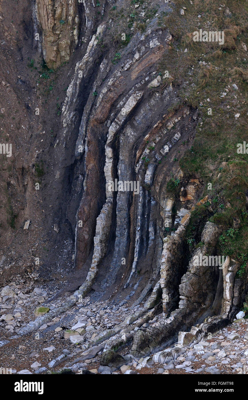 Una vista del drammatico geologia dell uomo O'guerra Cove Dorset su Jurassic Coast UK Foto Stock