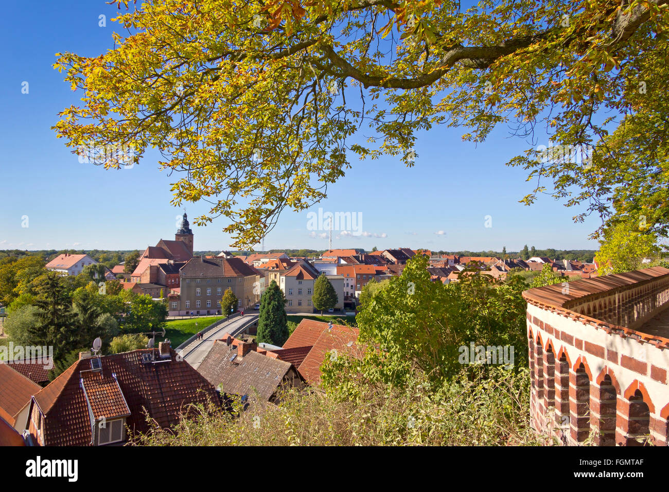 Bella vista e il paesaggio di Havelberg (Germania, Sassonia-Anhalt) con giardini e la città medievale. Foto Stock