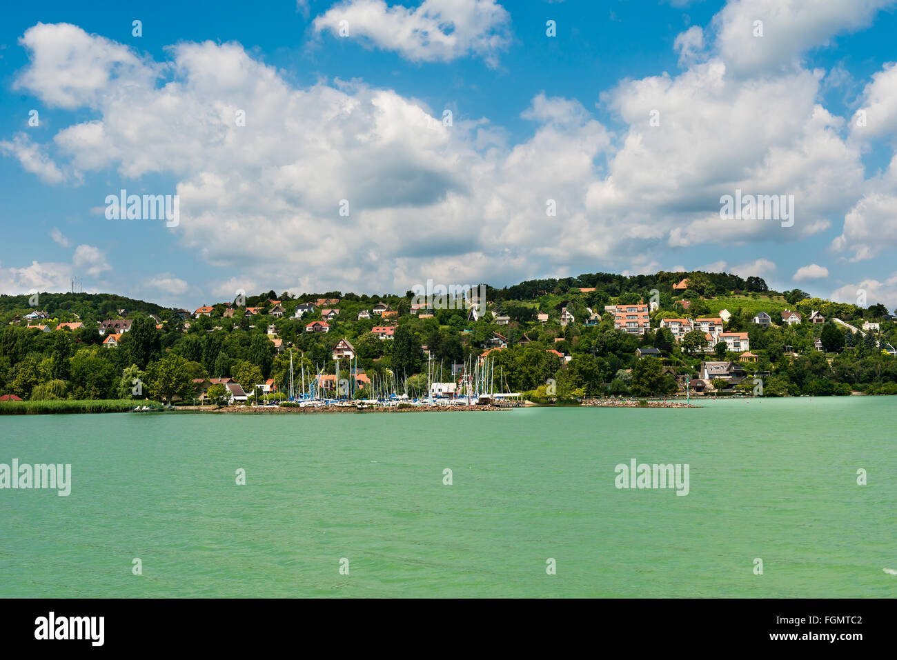 Paesaggio. acque azzurre e cielo blu Foto Stock