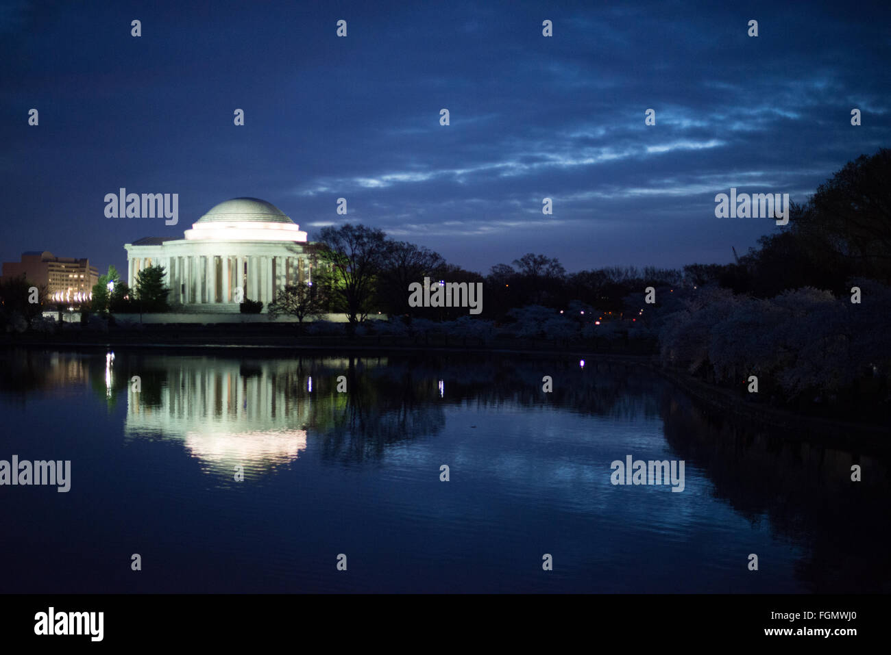 WASHINGTON DC, Stati Uniti: Il Jefferson Memorial si illumina prima dell'alba e si riflette sulle acque tranquille del bacino delle maree a Washington DC. Foto Stock