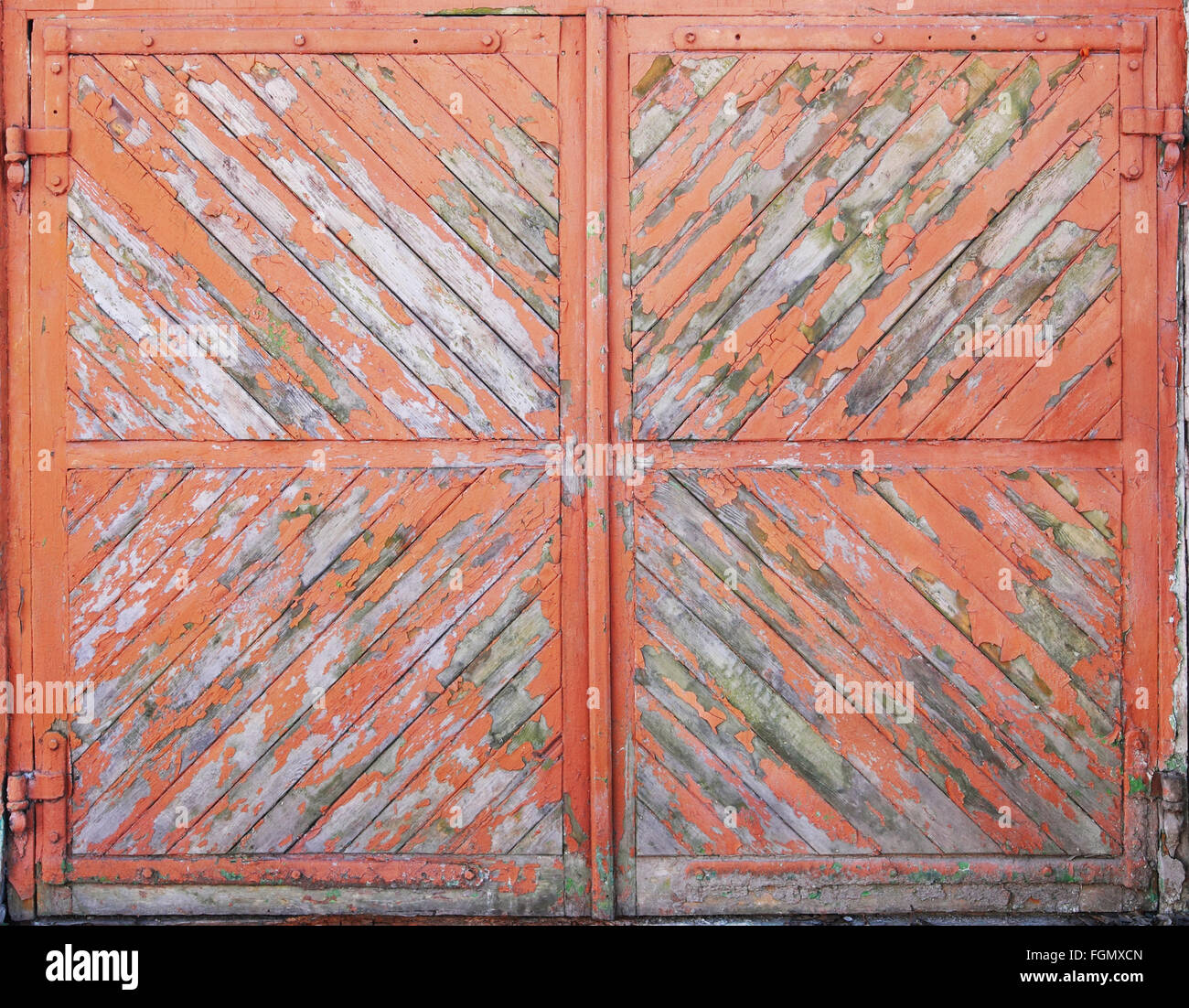 Antico cancello di legno dei pannelli con vernice squallido Foto Stock