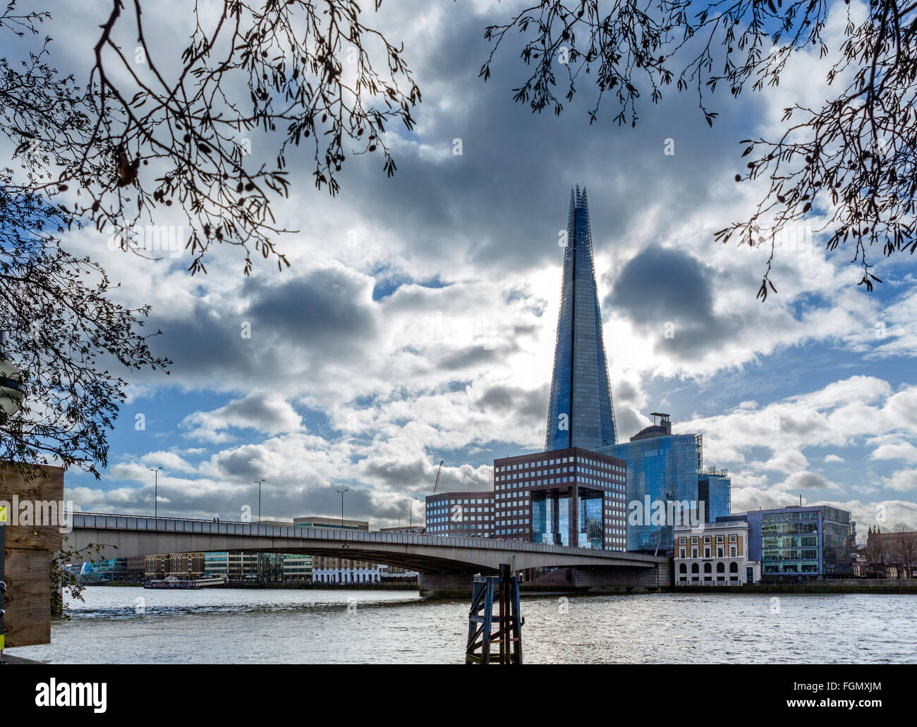 Vista sul Fiume Tamigi a Londra London Bridge con il Coccio dietro, Southwark, Londra, Inghilterra, Regno Unito Foto Stock