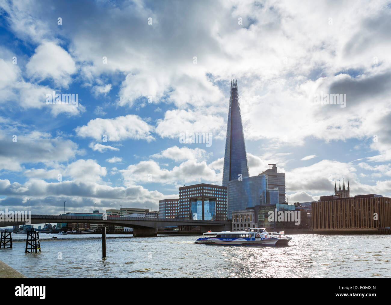 Vista sul Fiume Tamigi a Londra London Bridge con il Coccio dietro e MBNA Thames Clipper in primo piano, London, England, Regno Unito Foto Stock
