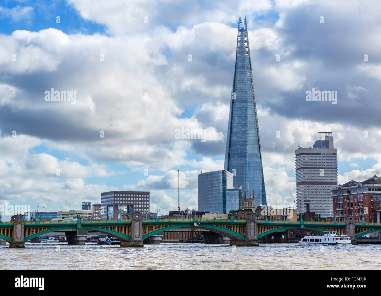 Vista sul Fiume Tamigi a Southwark Bridge con il Coccio dietro, Southwark, Londra, Inghilterra, Regno Unito Foto Stock