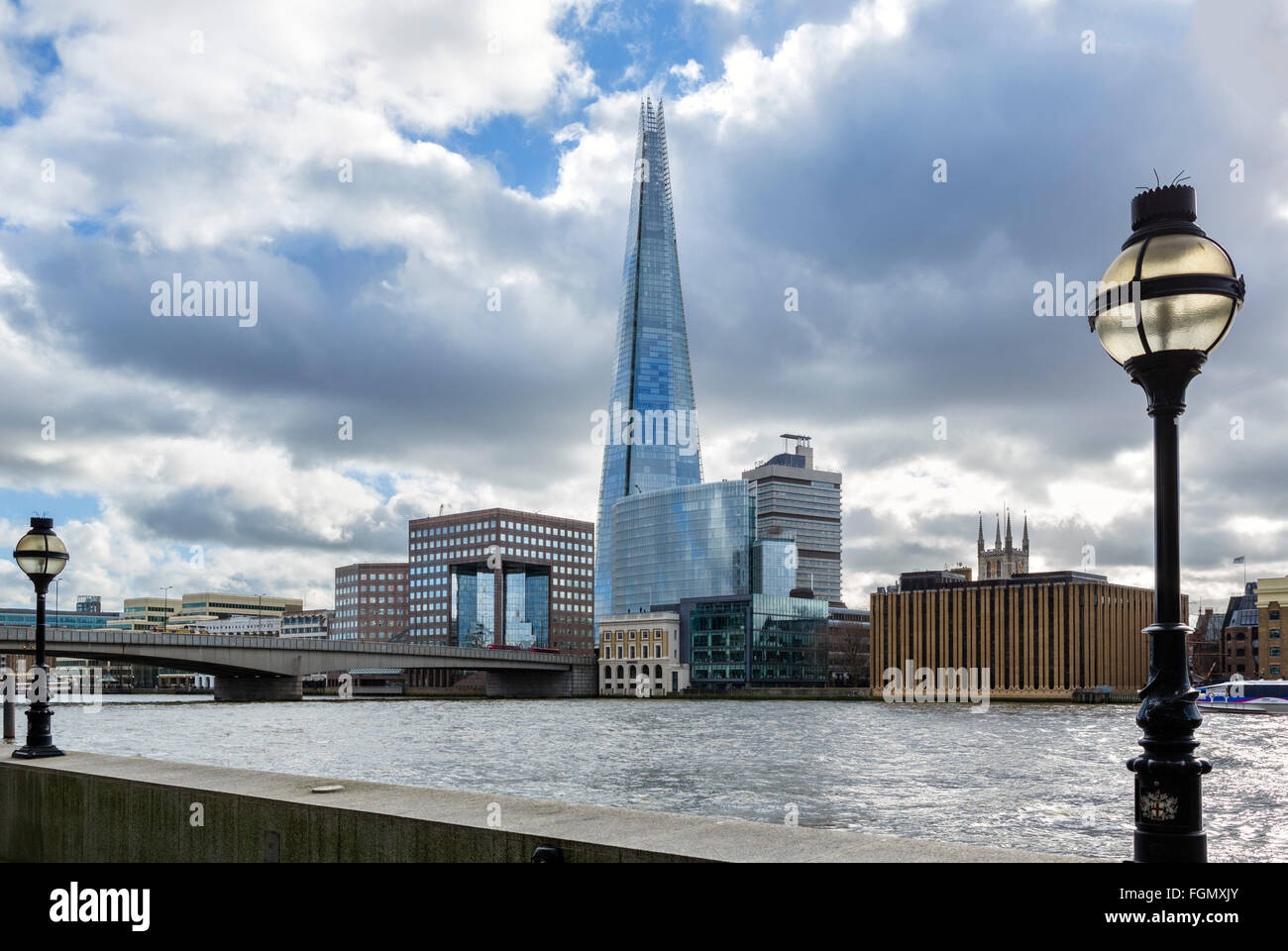 Vista sul Fiume Tamigi a Londra London Bridge con il Coccio dietro, Southwark, Londra, Inghilterra, Regno Unito Foto Stock