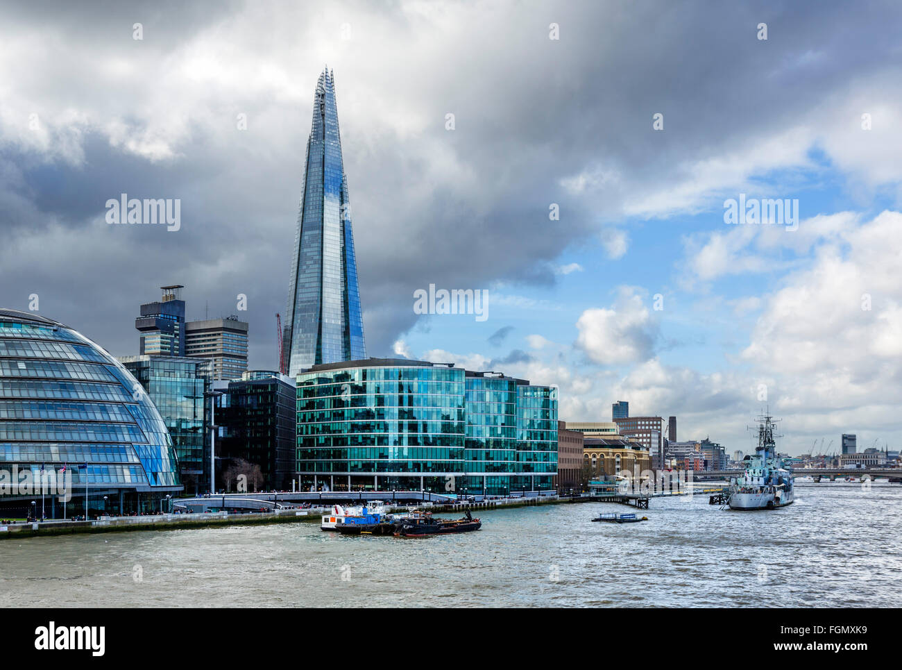 Vista dal Tower Bridge verso il coccio e HMS Belfast, Southwark, Londra, Inghilterra, Regno Unito Foto Stock