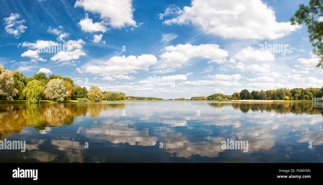 Autunno park, alberi e cielo blu riflessa nell'acqua, giornata di sole Foto Stock