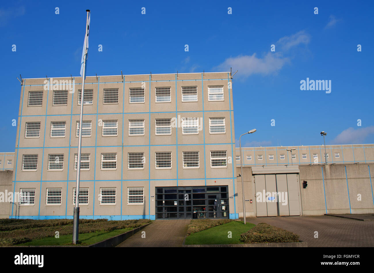 Carcere moderno con finestre sbarrate. Foto Stock