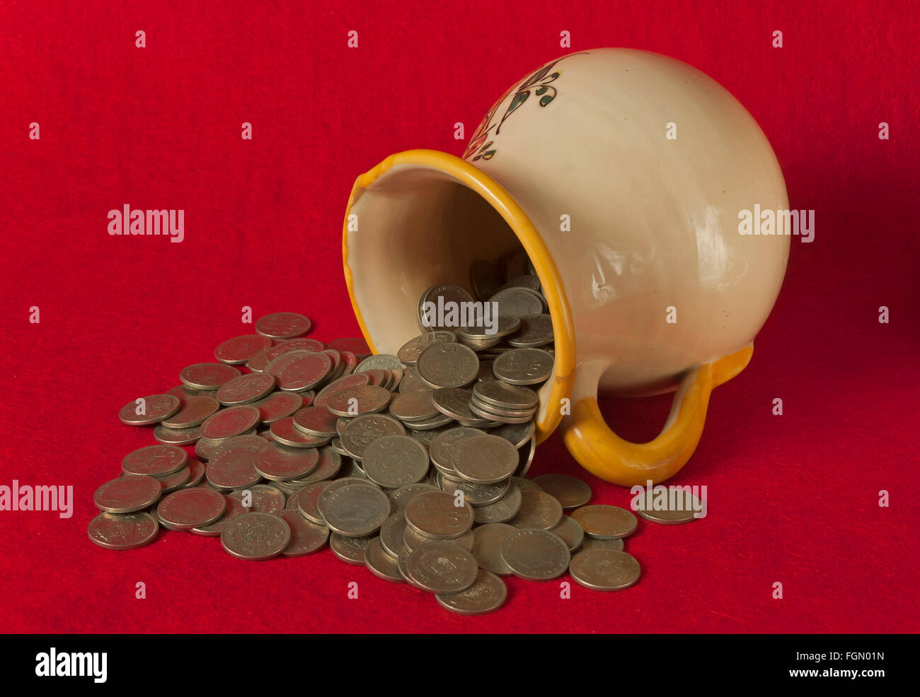 Recipiente e monete, allegoria di risparmio Foto Stock
