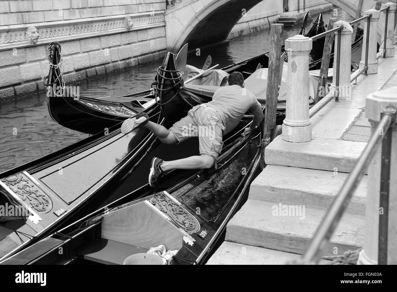 Gondoliere preparando la sua gondola mattina presto pronto per i giorni di lavoro, Settembre 2015 Foto Stock