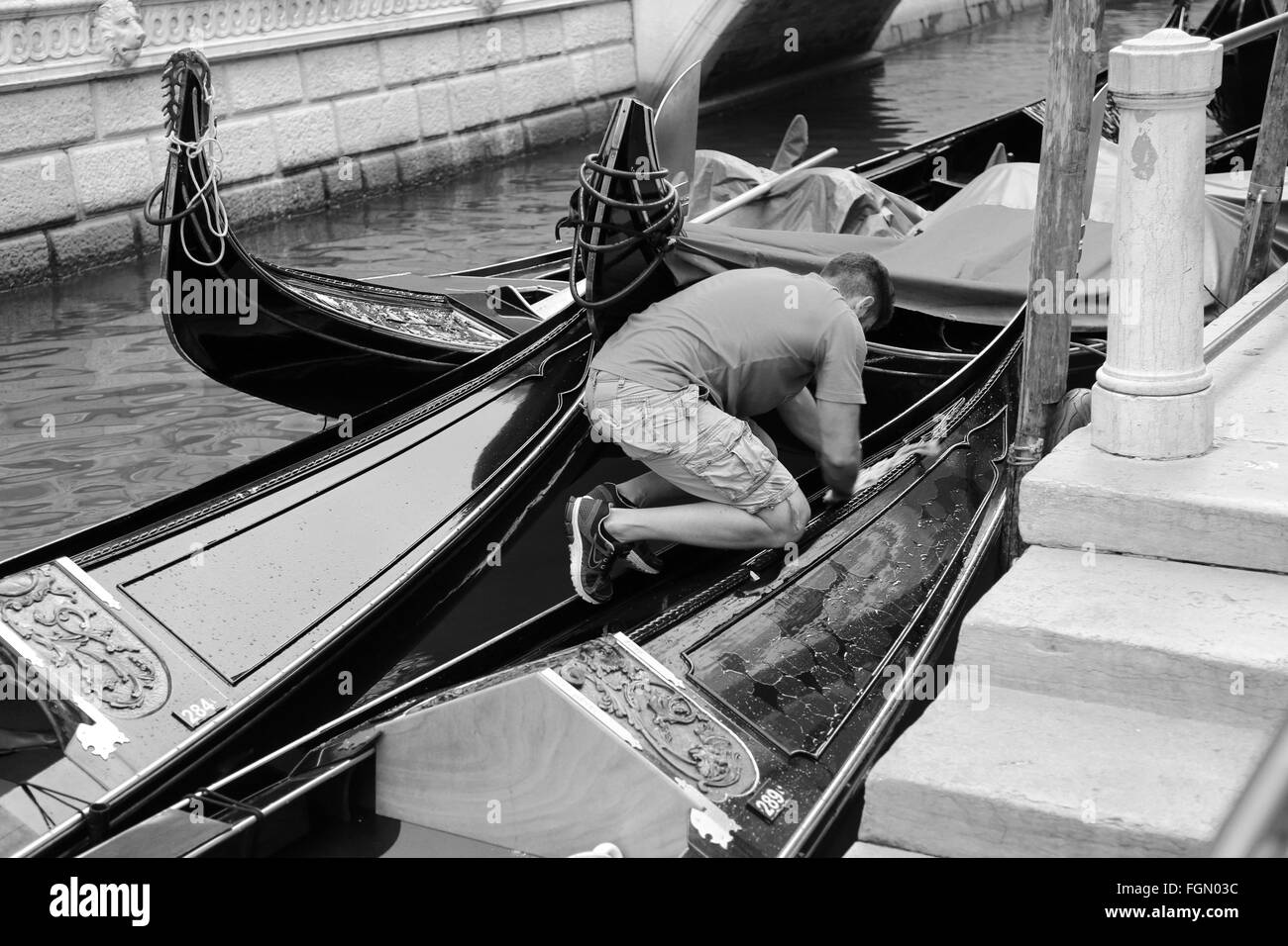 Gondoliere preparando la sua gondola mattina presto pronto per i giorni di lavoro, Settembre 2015 Foto Stock