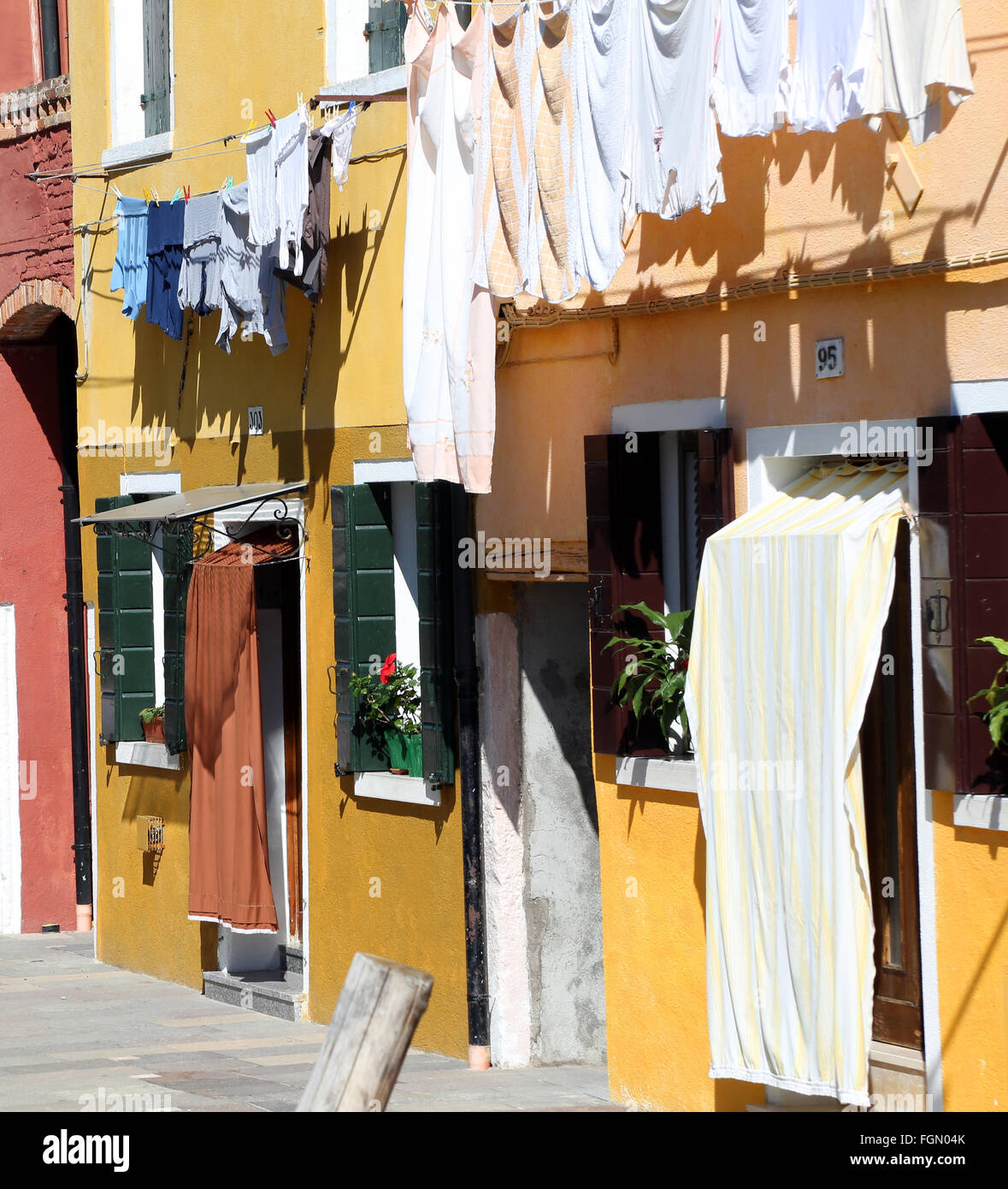 Case colorate sulla famosa isola veneziana di Burano. Settembre 2016 Foto Stock