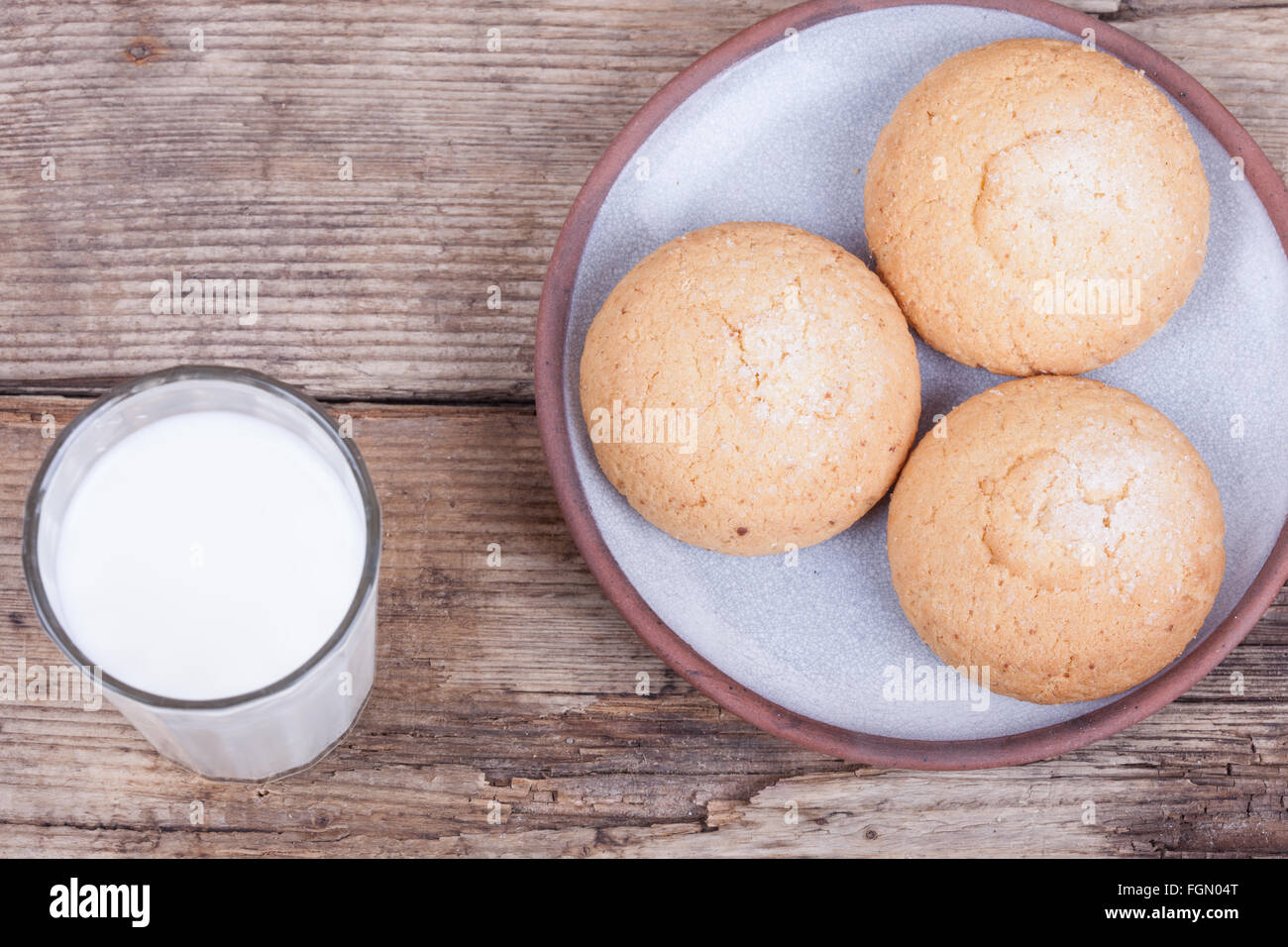 Fresco e salutare il latte e biscotti vista superiore sullo sfondo Foto Stock