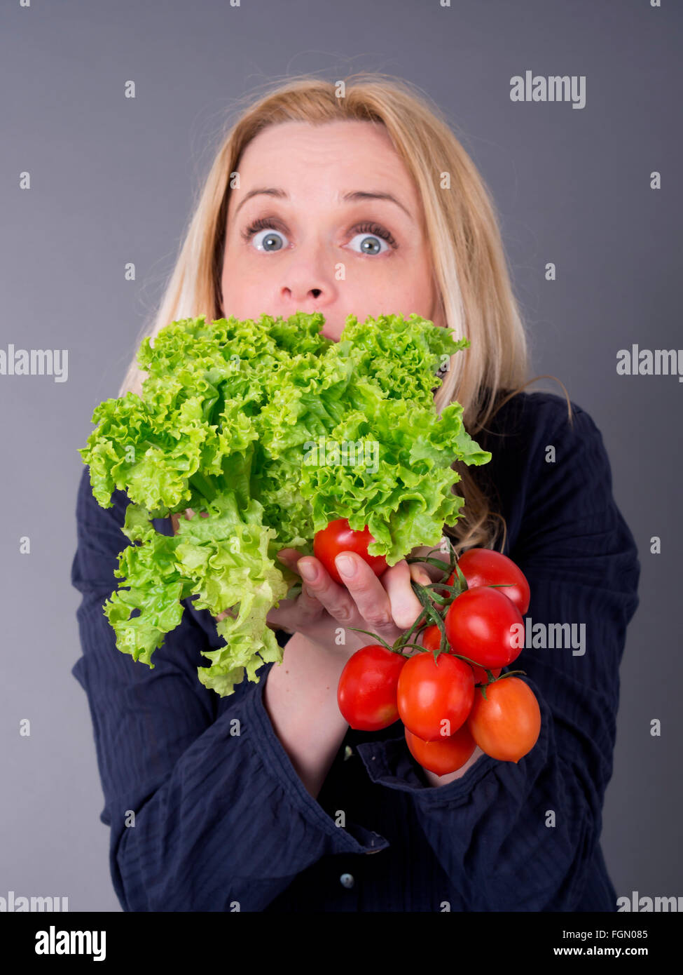 Cibo sano concetto, donna bionda tenendo le verdure Foto Stock