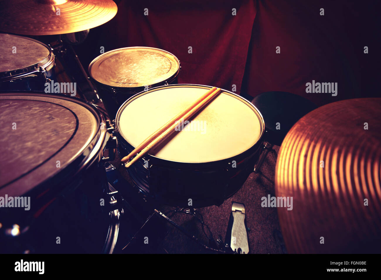 I tamburi immagine concettuale. Tamburi e bacchette giacente sul tamburo rullante Retro Vintage instagram foto. Foto Stock