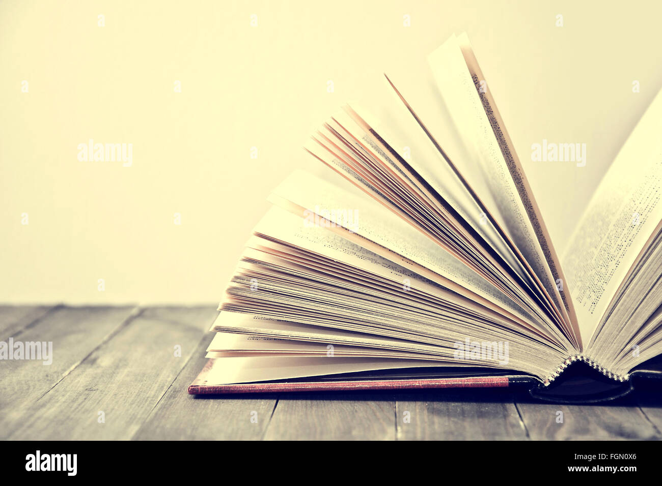 Aprire il libro che giace sul tavolo di legno. Istruzione immagine concettuale. Foto Stock