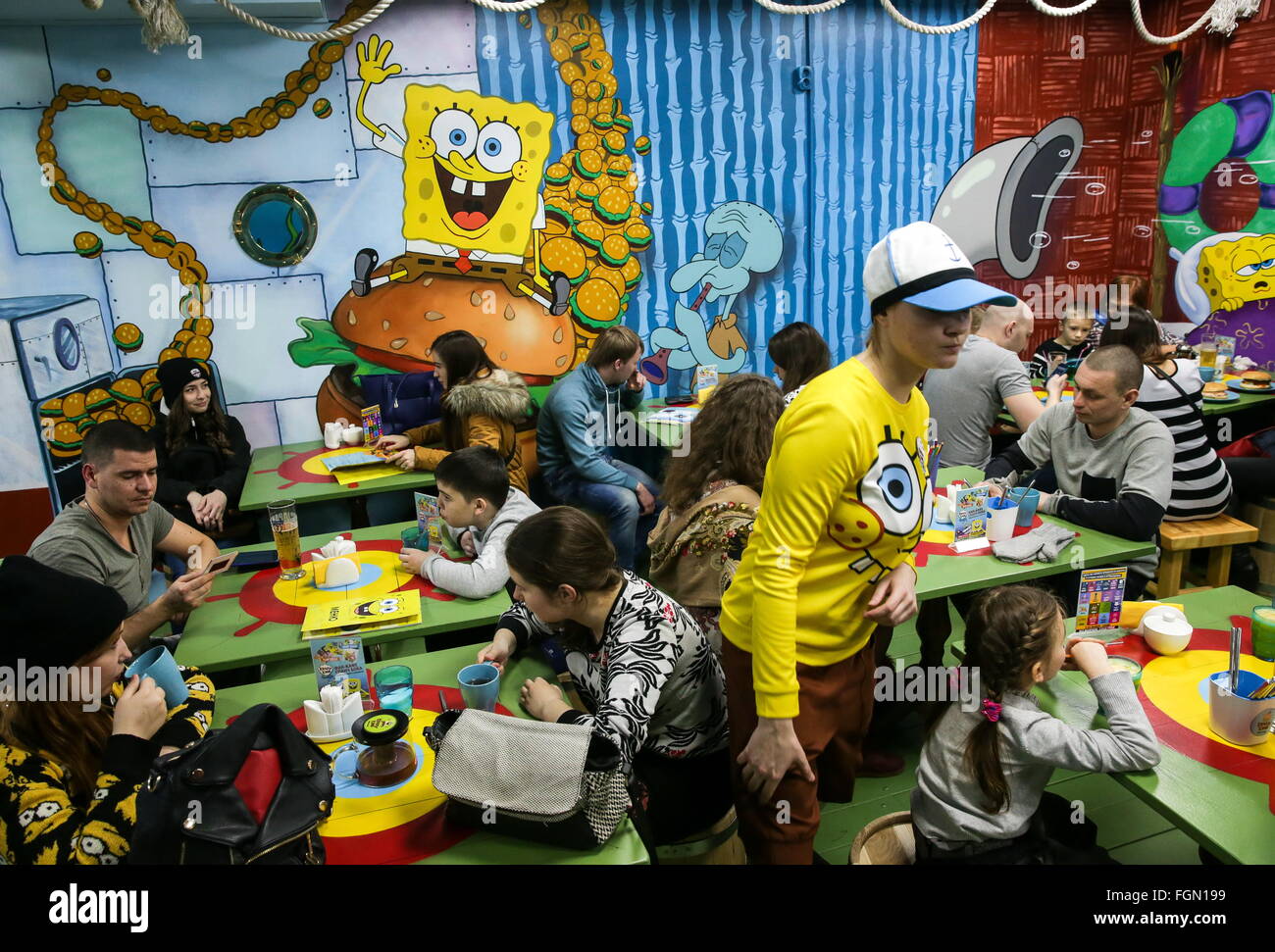 Mosca Russia Il 21 Febbraio 16 Le Persone A Un Krusty Krab Cafe Ispirato Da Spongebob Squarepants Personaggio Dei Fumetti Credito Artyom Geodakyan Tass Alamy Live News Foto Stock Alamy