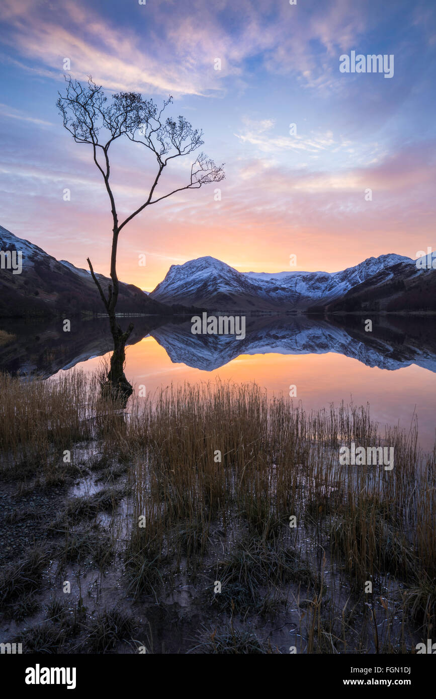 Bellissima Alba Su Buttermere Nel Lake District Inglese Foto Stock Alamy