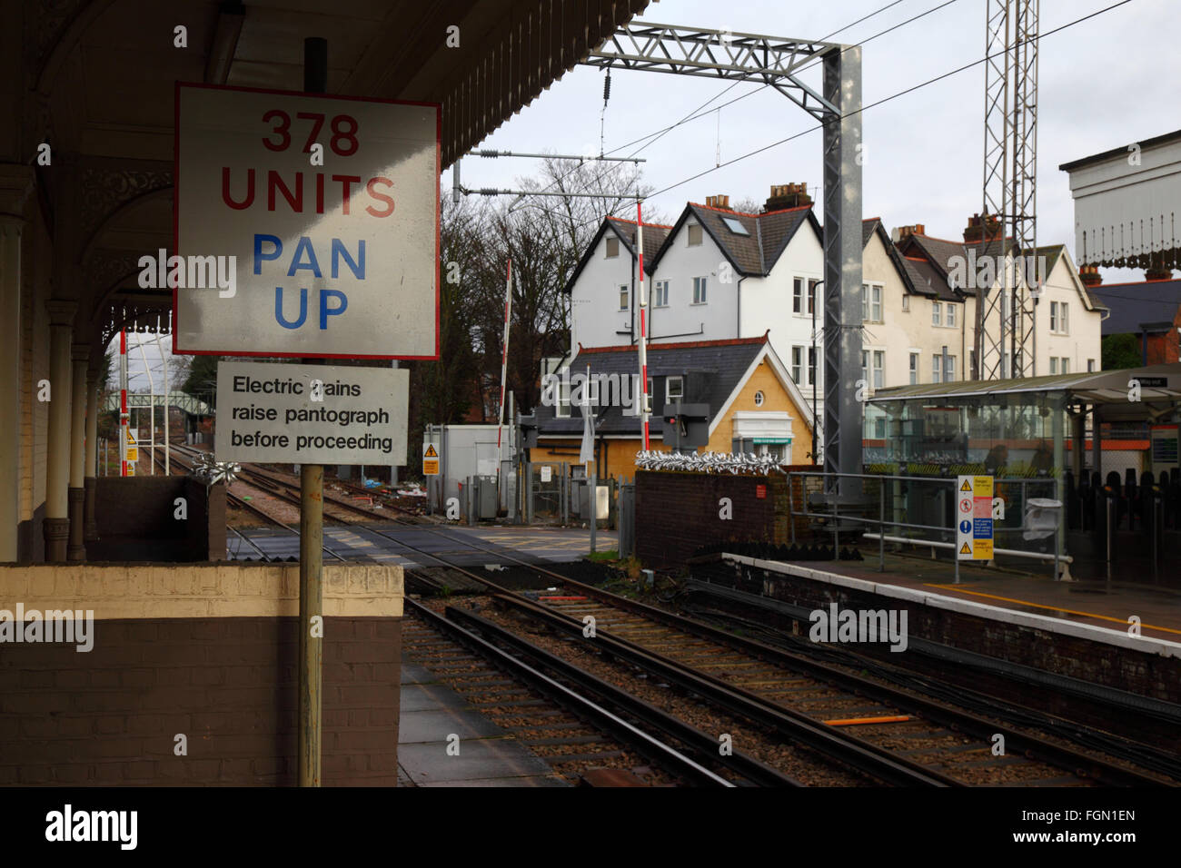 Segno raccontando i treni elettrici per sollevare il pantografo prima di procedere, Acton centrale stazione Overground, Acton, Londra, Inghilterra Foto Stock