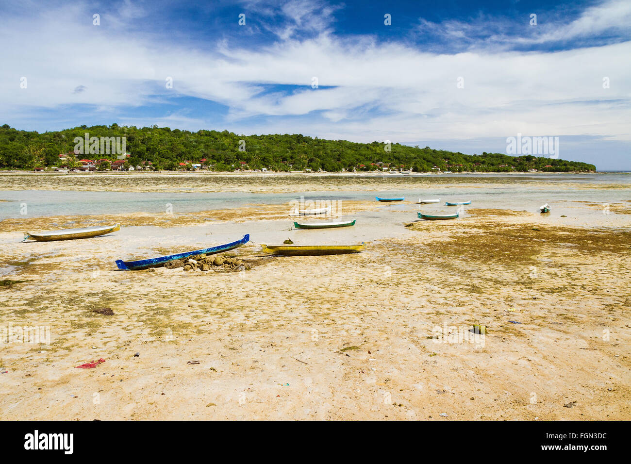 Con la bassa marea lo stretto tra Lembongan Ceningan e isole è quasi completamente svuotato dall'acqua. Foto Stock