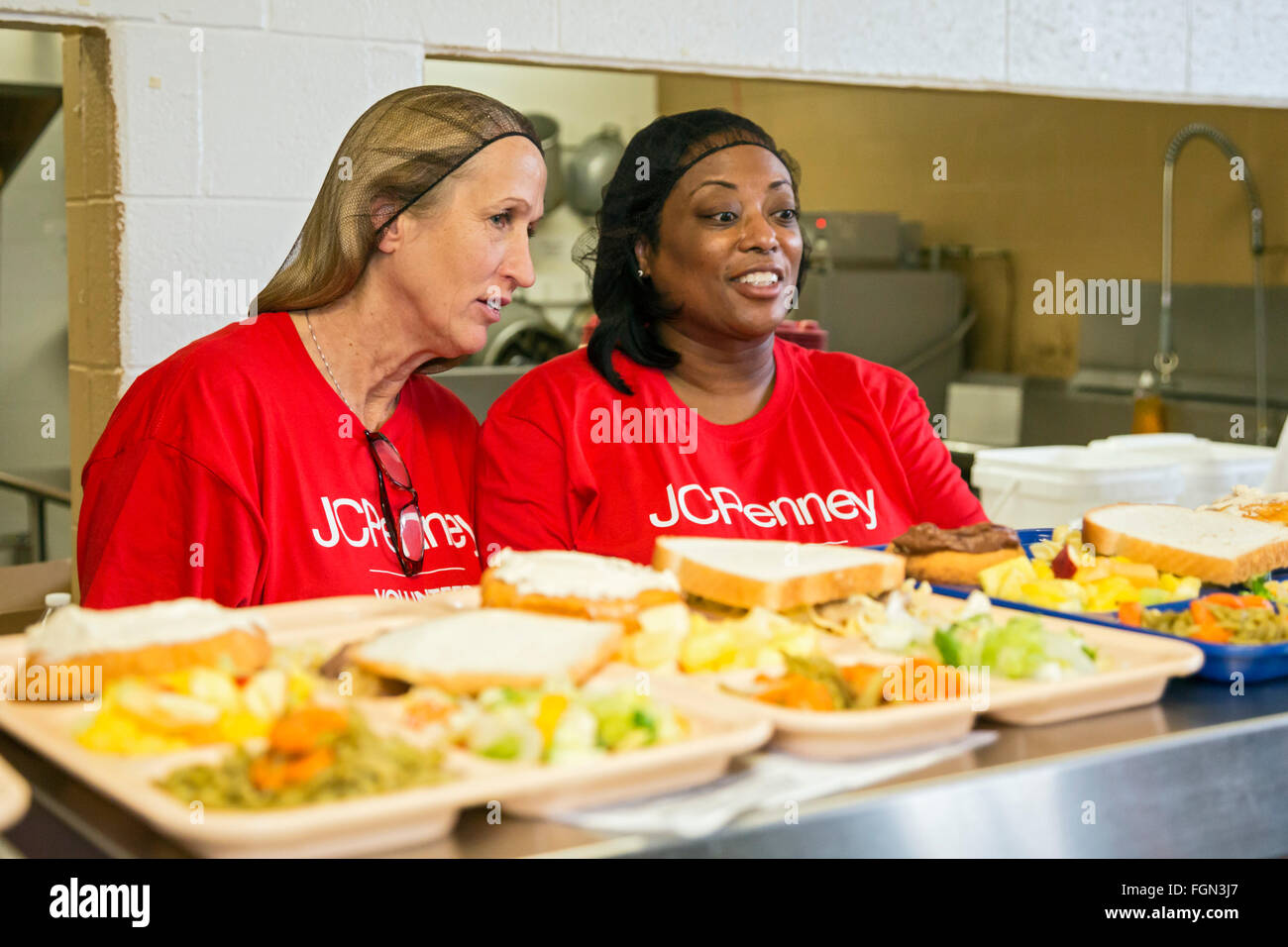Selce, Michigan - Volontari aiutano a servire un pasto presso il North End Soup Kitchen, che viene azionato dal Catholic Charities. Foto Stock
