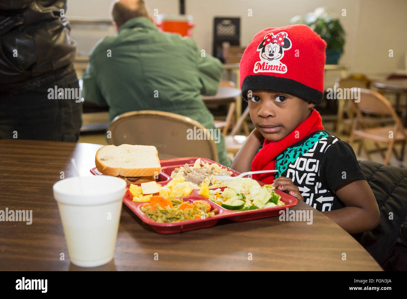 Selce, Michigan - una tre-anno-vecchia ragazza mangia la cena presso il North End Soup Kitchen. Foto Stock