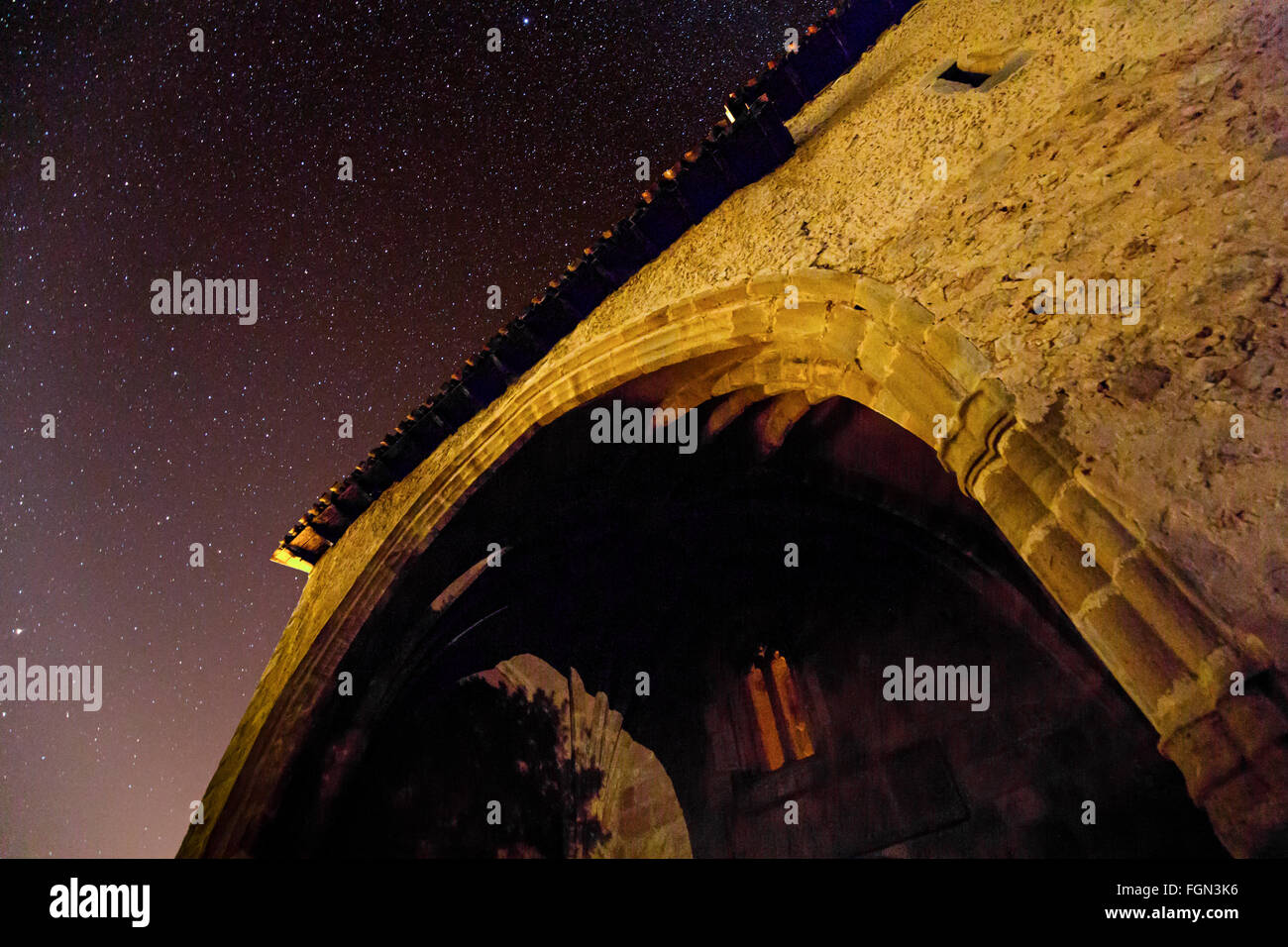 Chiesa romanica e il cielo con le stelle di notte Castrobarto, Burgos Leon Castilla. Spagna Foto Stock