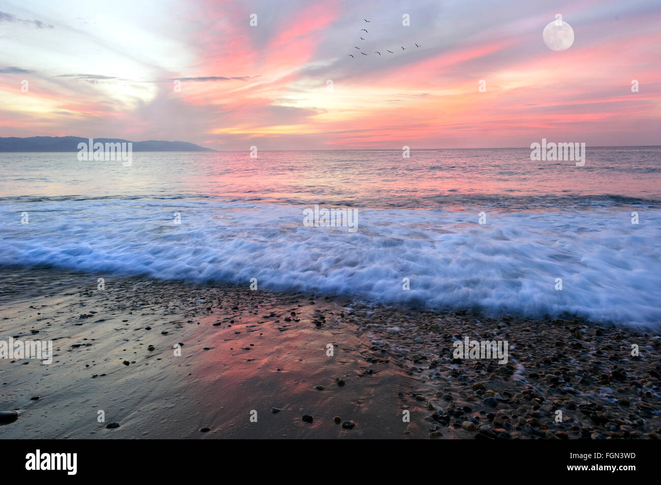 Gli uccelli silhouette è sette uccelli in un volo di libertà e di ispirazione verso una vibrante bright sun contro un bel colore arancione Foto Stock
