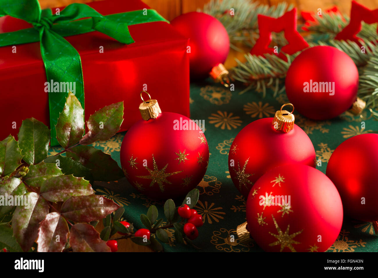Rosso palle di Natale con le stelle e presente Foto Stock