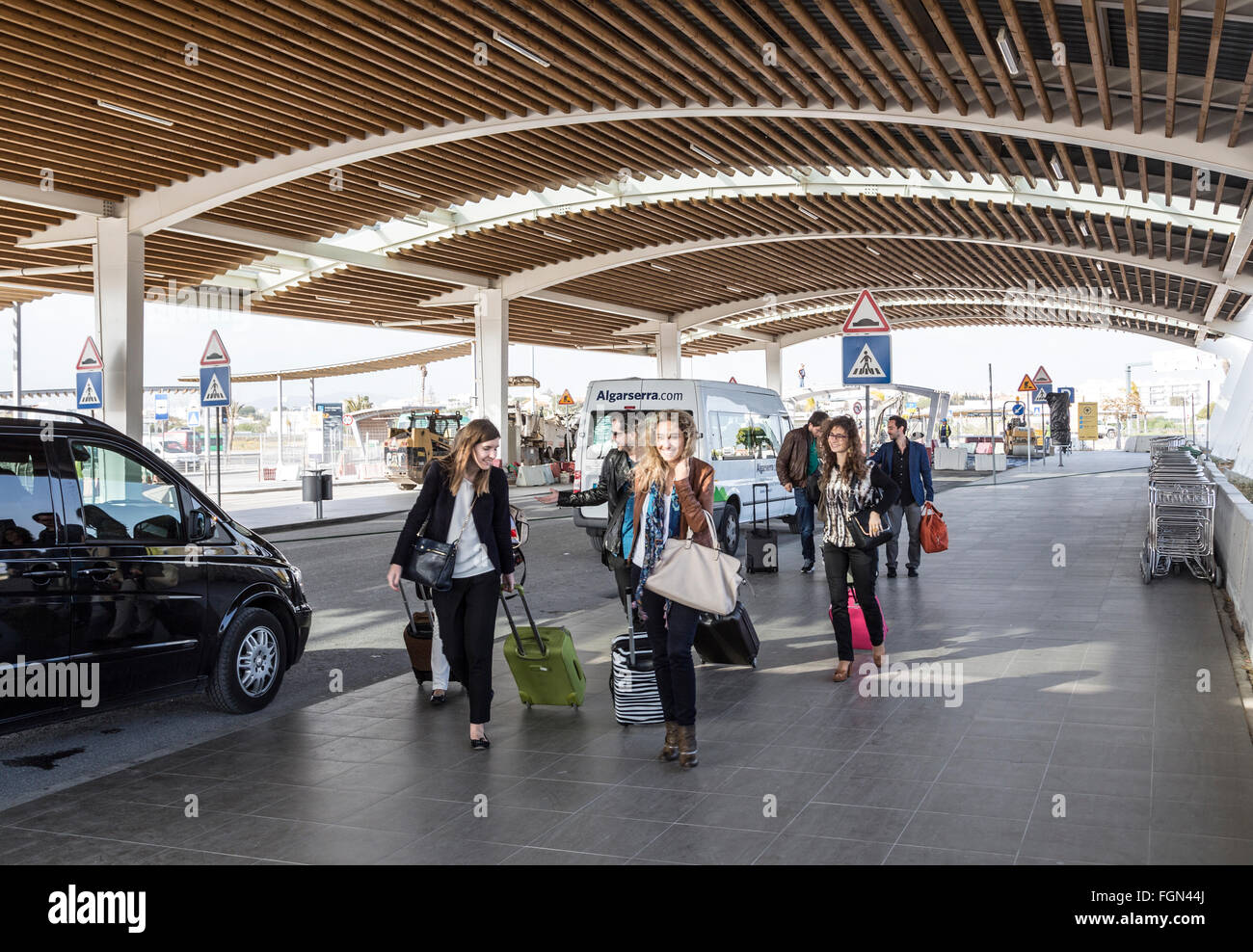 Persone che arrivano in partenza all'aeroporto di Faro, Portogallo Foto Stock