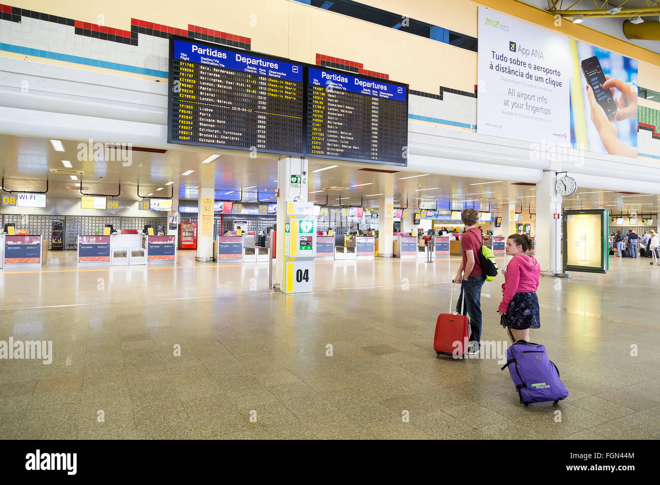 I viaggiatori e le partenze di bordo, aeroporto di Faro, Portogallo Foto Stock