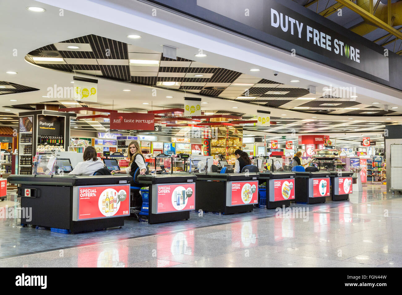 Shopping duty free casse presso l'aeroporto di Faro, Portogallo Foto Stock