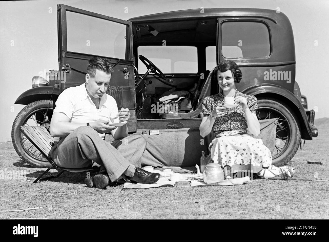 Domenica pomeriggio rigido con picnic. 1920s !930s Foto Stock