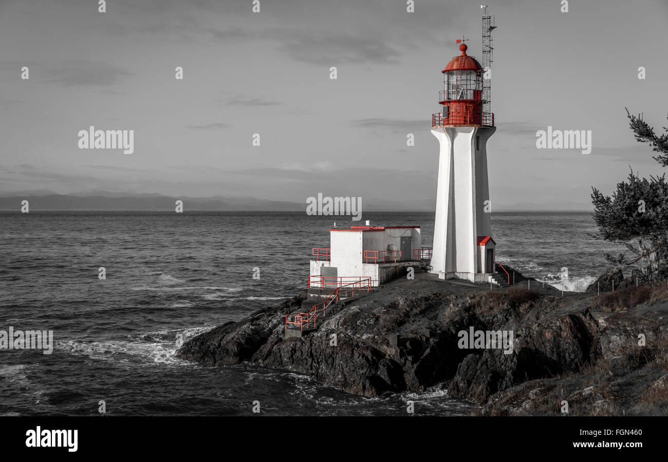 In bianco e nero con rosso contrastanti caratteristiche del faro Shearingham , Vancouver Island British Columbia Canada. Foto Stock