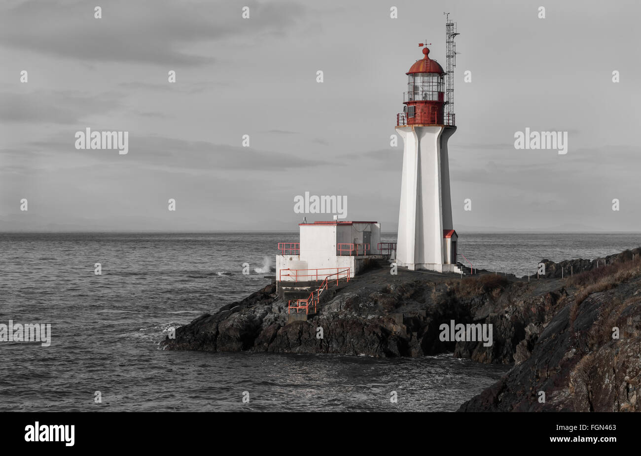 In bianco e nero con rosso contrastanti caratteristiche del faro Shearingham , Vancouver Island British Columbia Canada. Foto Stock