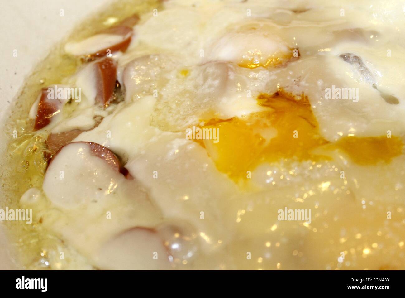 Piatto preparato con uova, formaggio e salsicce Foto Stock