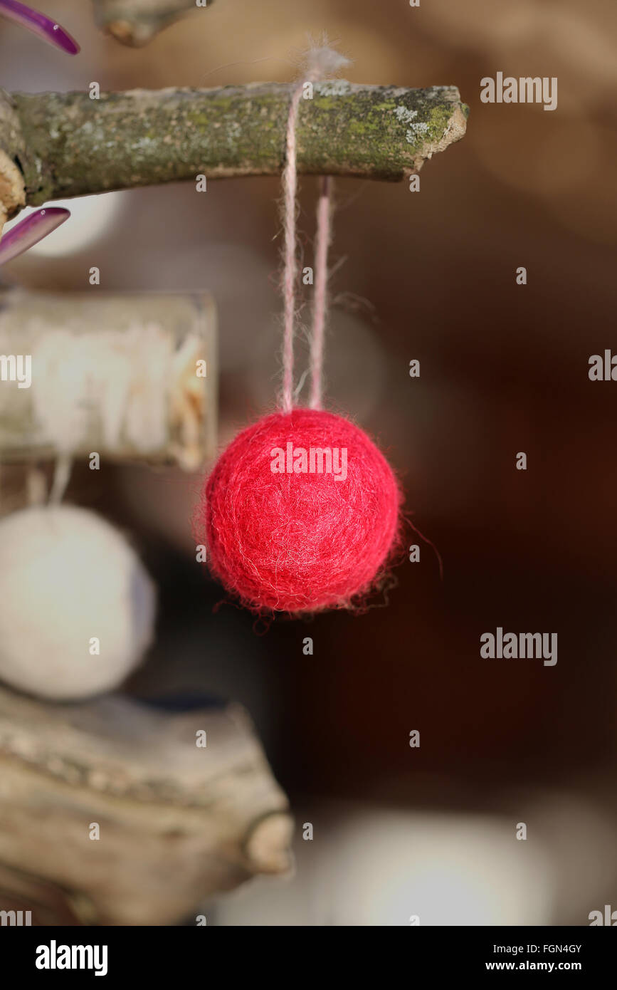 Decorativi palla di Natale di filo per la vacanza. La vacanza invernale. Anno nuovo tema. Foto Stock