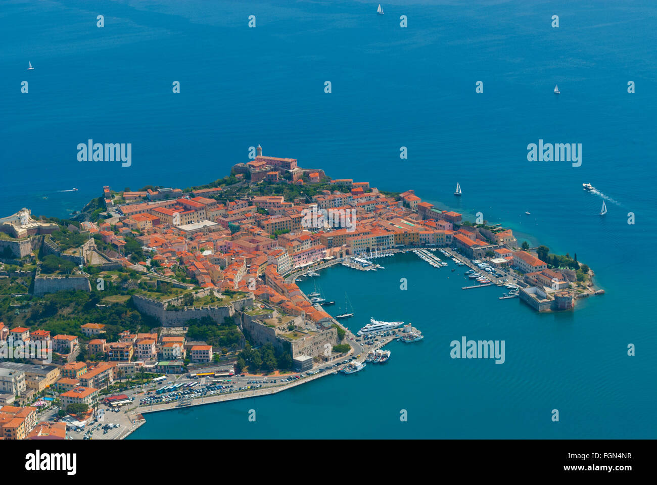 Italia, Toscana, Isola d'Elba, Portoferraio, città e porto (vista aerea) Foto Stock