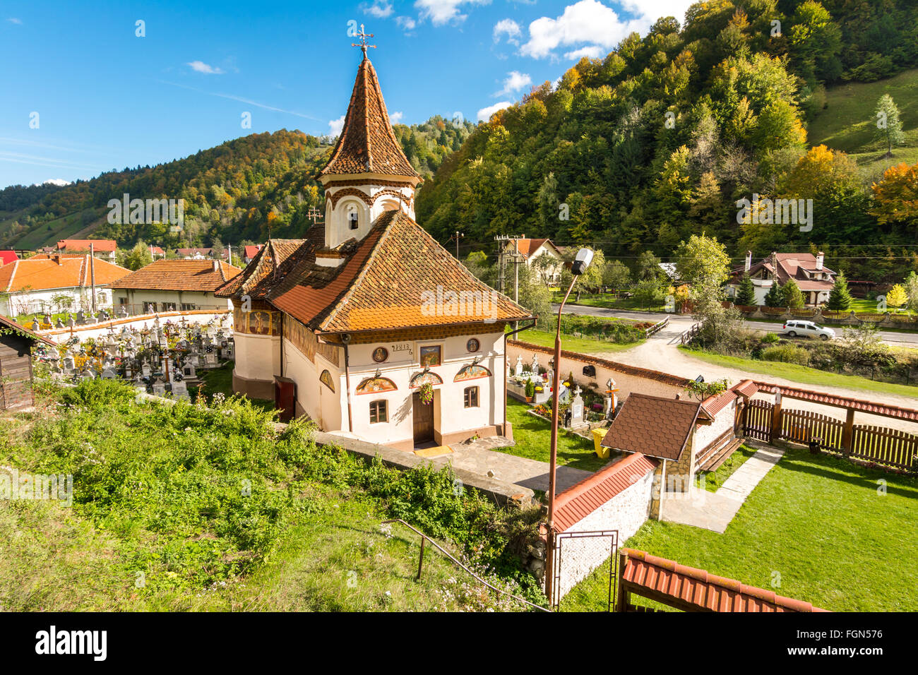 Vecchia chiesa in Simon vilage, in autunno i colori in Ban-Moeciu, Romania Foto Stock