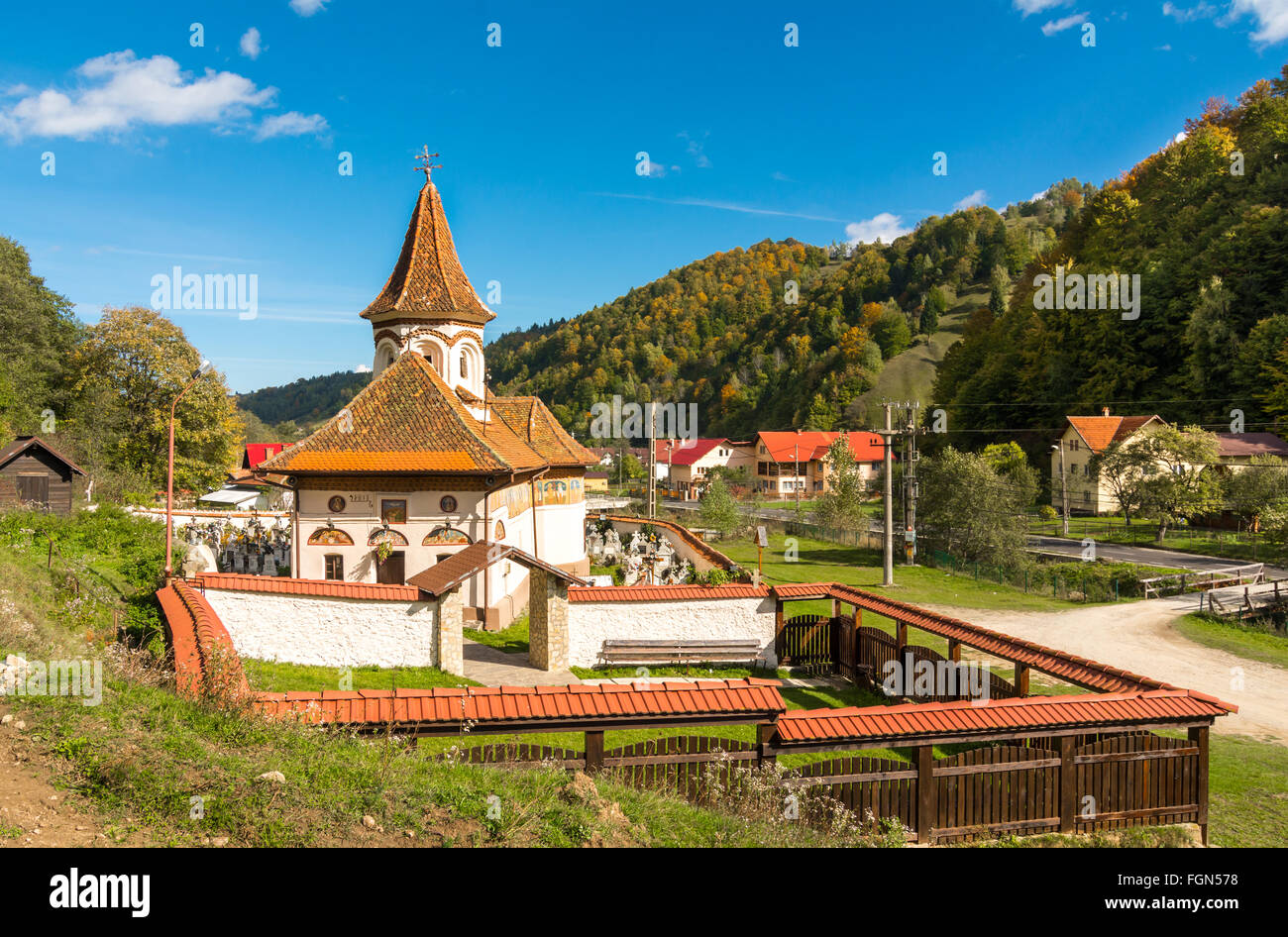 Vecchia chiesa in Simon vilage, in autunno i colori in Ban-Moeciu, Romania Foto Stock
