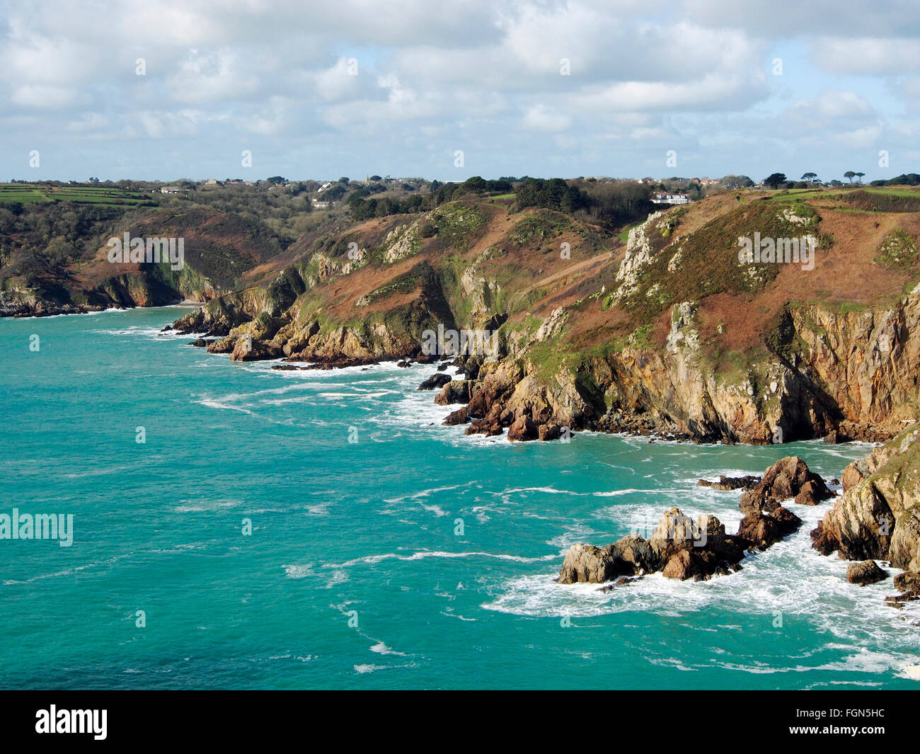 Costa frastagliata del sud dell'isola di Guernsey tra Icart Point e Petit Bot baia vista dal sentiero costiero. Foto Stock