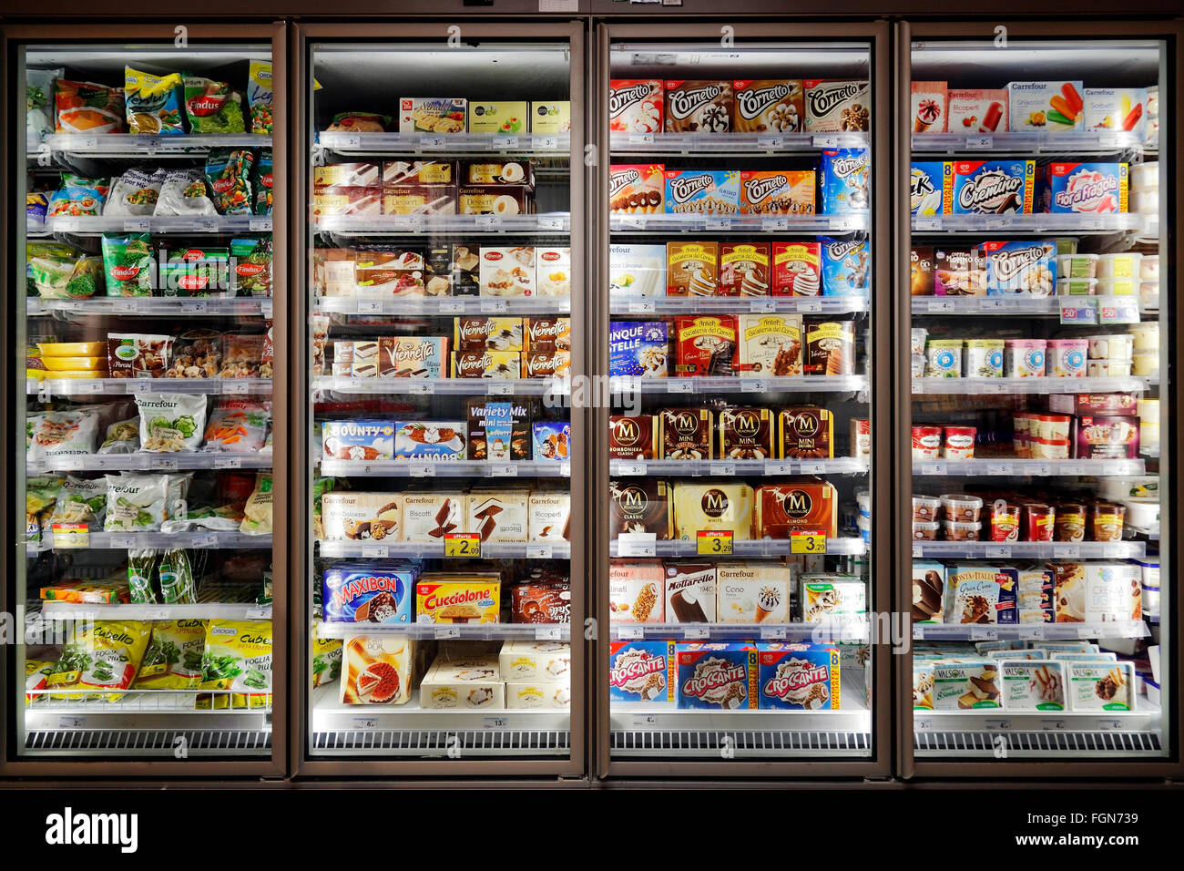 Ice cream freezer in supermarket immagini e fotografie stock ad alta  risoluzione - Alamy