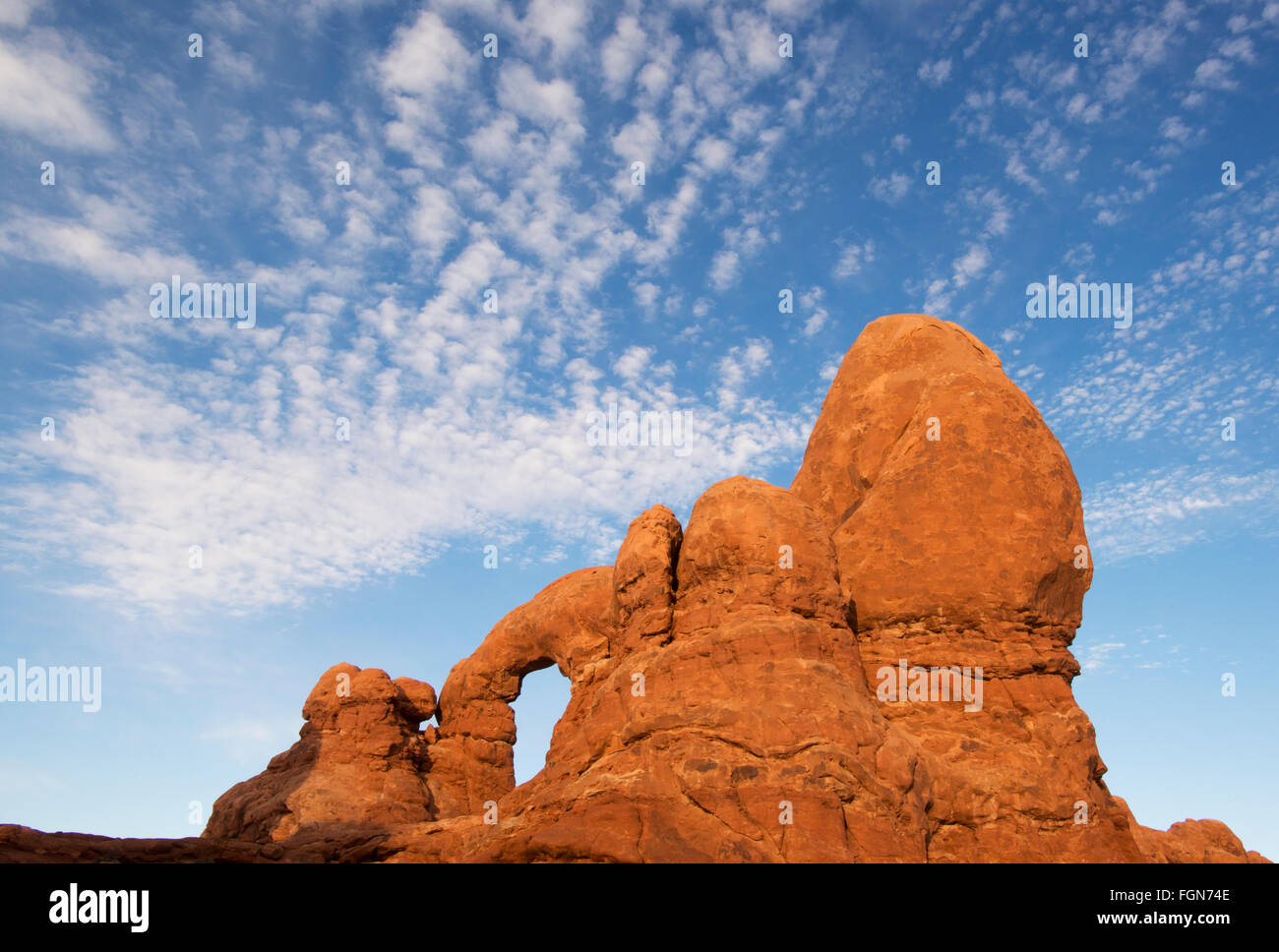 La torretta Arch e nuvole al tramonto, inverno, Arches National Park, Moab, Utah Foto Stock