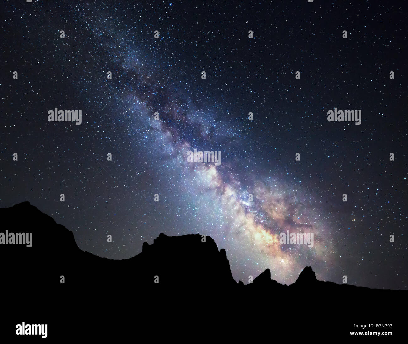 Paesaggio con Via Lattea. Cielo notturno con stelle a montagne. Foto Stock